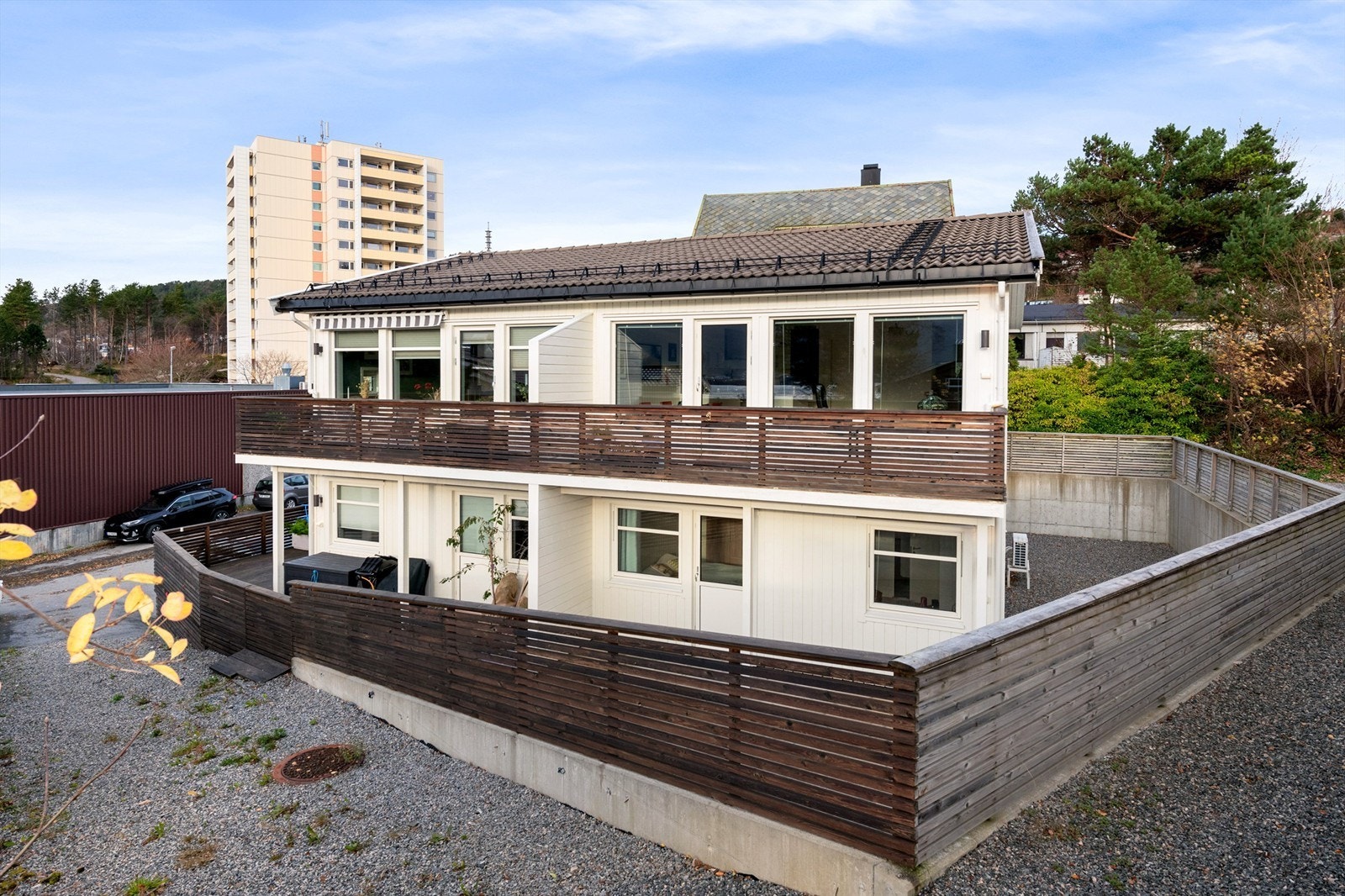 Moderne tomannsbolig over to etasjer med stor veranda og skjermet terrasse. Galleribilde