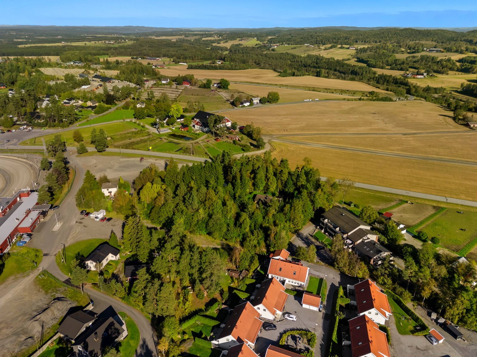 Kort vei (2 km) til sentrumsfasiliteter som kafeer, butikker, idrettsanlegg, kino og offentlig kommunikasjon. Galleribilde