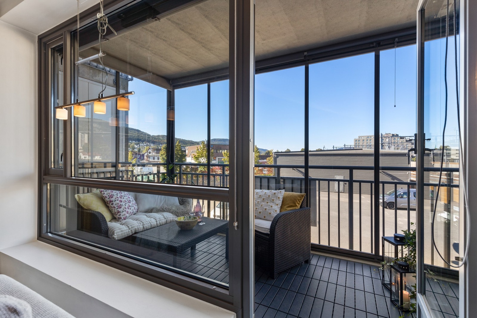 Balkongen er på ca. 9 kvm og har rekkverk av metall og glass Galleribilde