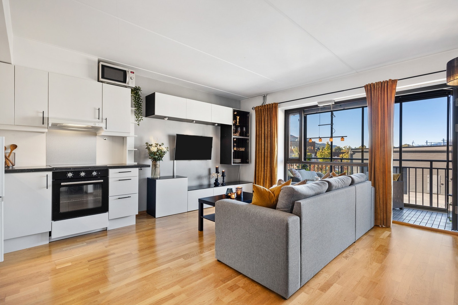 Lys og pen stue med 3-stavs parkettgulv og slette flater på vegger og i himling. Galleribilde