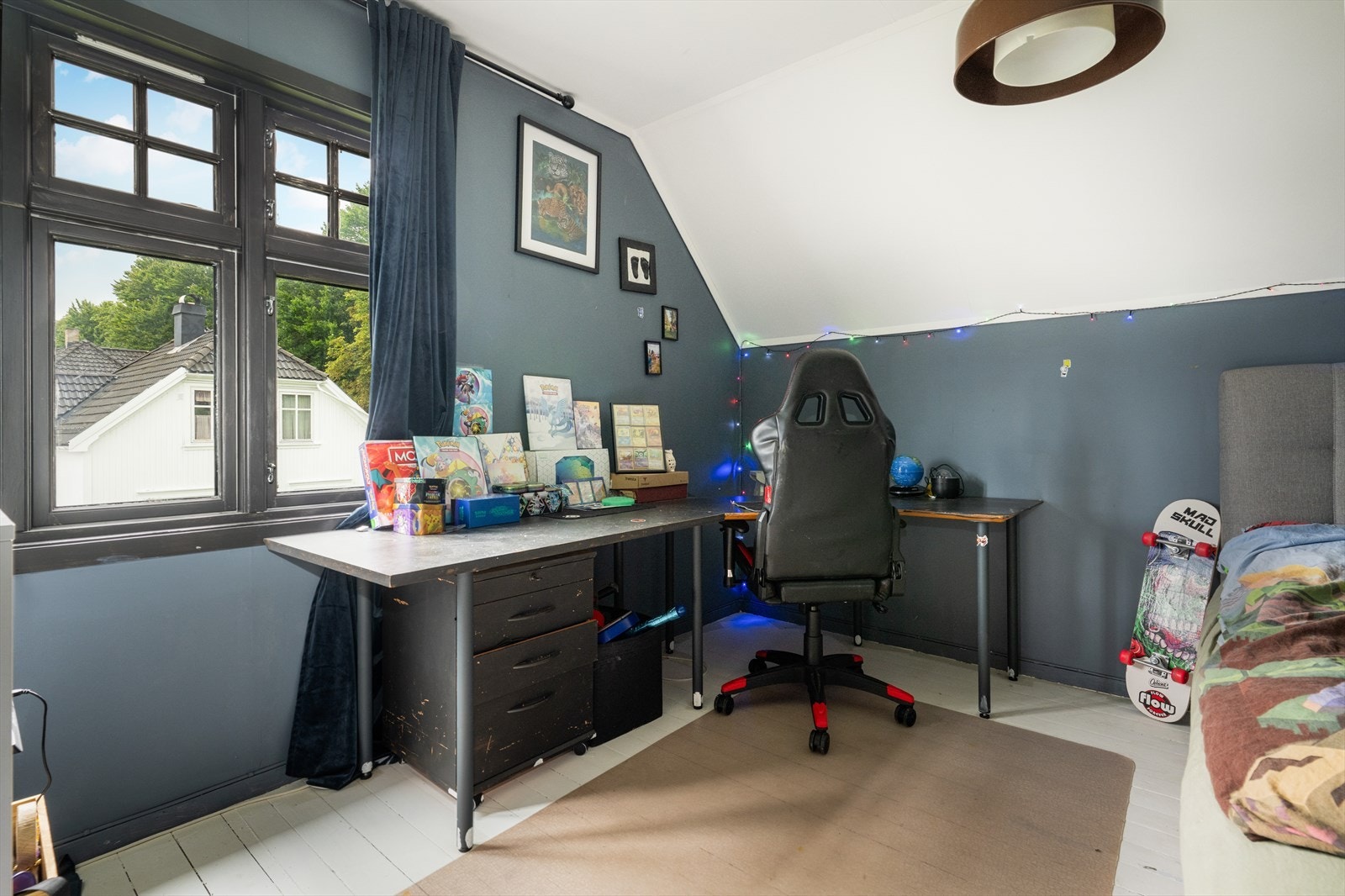 Det andre soverommet har også malte heltre gulver, slette vegger malt opp i blått og himling malt i lyse farger. Galleribilde