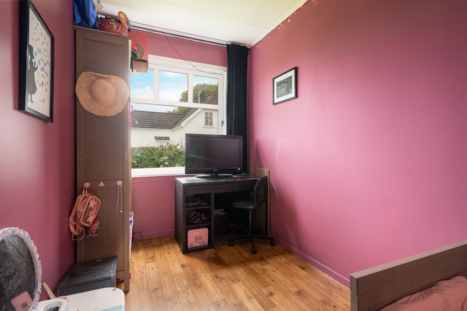 Boligen har tre soverom. Soverommet i 1. etasje har vindusflate mot nord og ligger svalt til. Her er det fin plass til en enkel seng og øvrig soveromsmøblement. Galleribilde