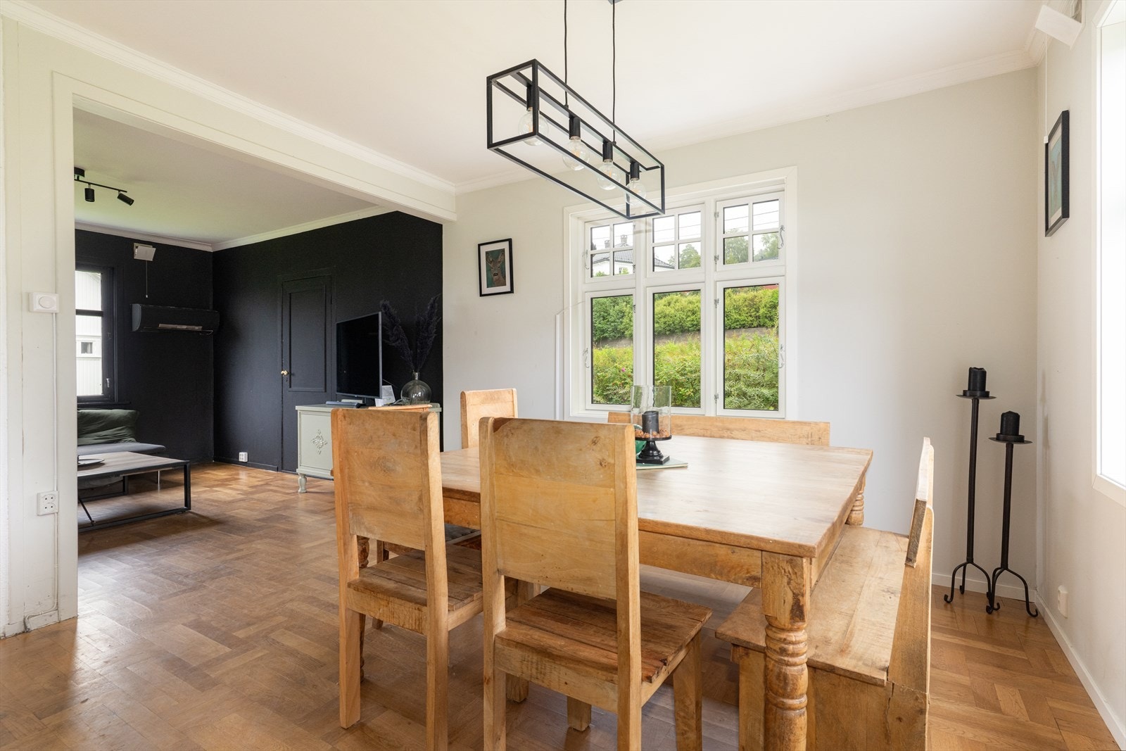 Det er generelt store vindusflater i stuen som slipper inn godt med naturlig lys til rommet, i tillegg til takhøyde på ca. 2,59 meter som gir fin romfølelse. Galleribilde