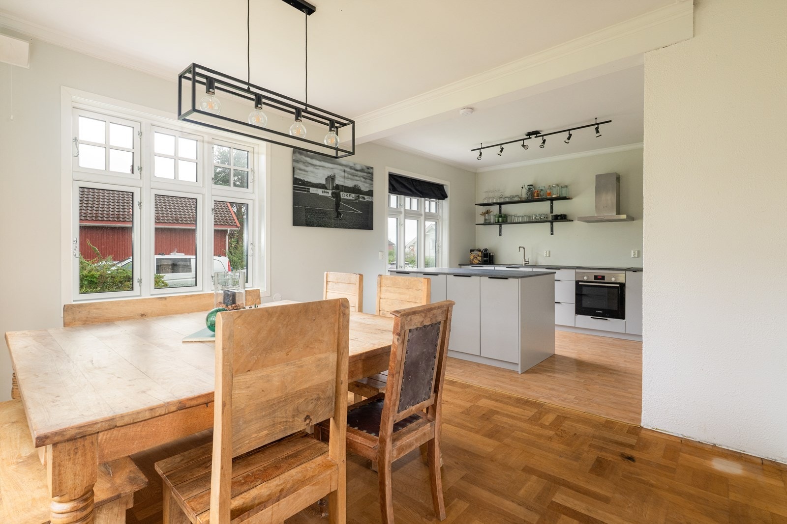 Kjøkken har en fin åpen løsning til stuen med en kjøkkenøy i mellom. Galleribilde