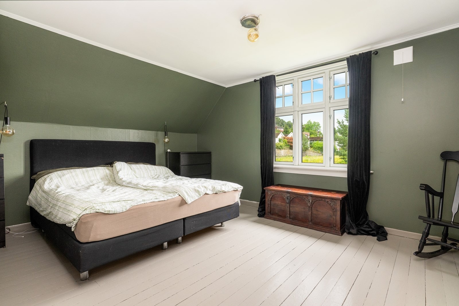 Soverommene i 2. etasje er av god størrelse. Hovedsoverommet er stort og har god plass for både dobbeltseng og øvrig møblement. Her er det malte heltre gulver, slette, malte vegger og hvitmalt slett himling. Galleribilde