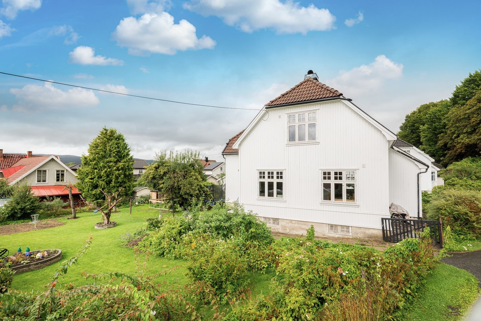 Frittliggende familiebolig over to plan + kjeller hvor det er foretatt store oppgraderinger og moderniseringer i 2022/2023 av forrige eier. Galleribilde