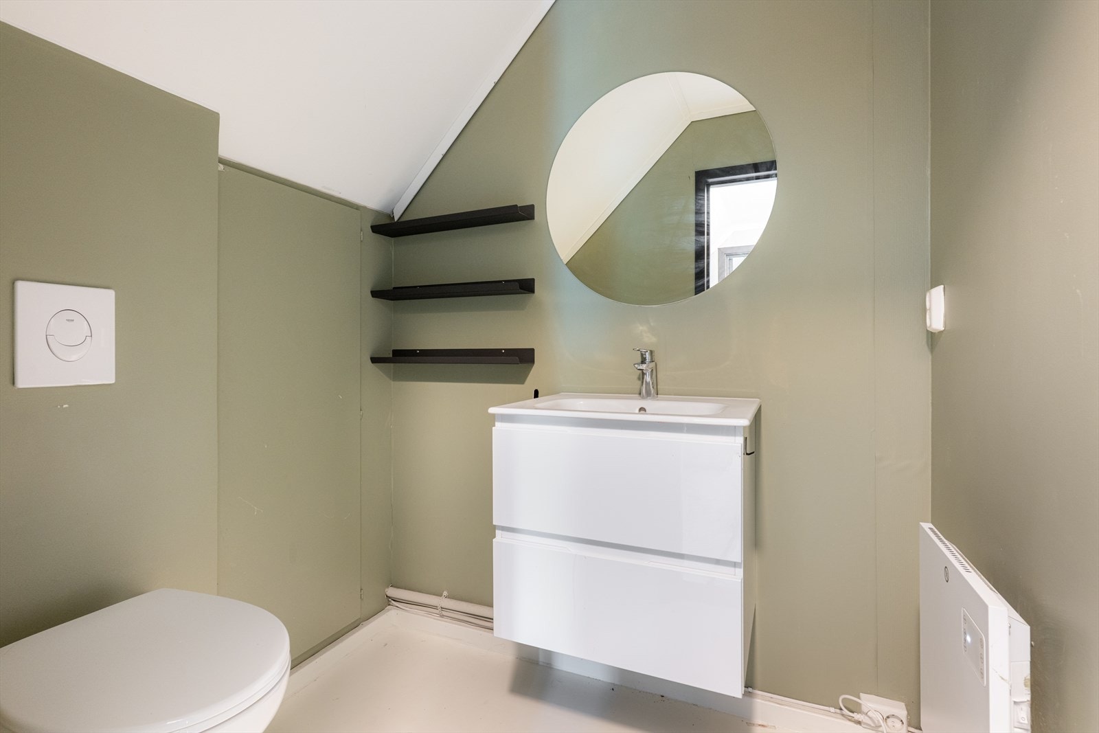 Innredet toalettrom i 2. etasje med pen innredning og veggmontert toalett.
Rommet er innredet og omgjort uten byggemelding til kommunen og uten at nødvendig godkjennelse er gitt. Det er derfor ikke foretatt noen offentlig kontroll av byggearbeidene. Galleribilde