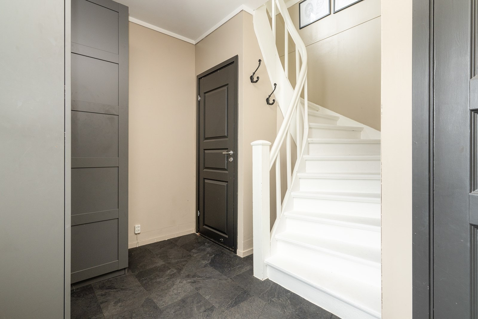 Fra entré er det også malt trapp opp til 2. etasje samt kjellernedgang. I gangen er sikringsskapet plassert, hvor det er automatsikringer, og det er foretatt en del oppgraderinger på det elektriske anlegget i nyere tid. Galleribilde