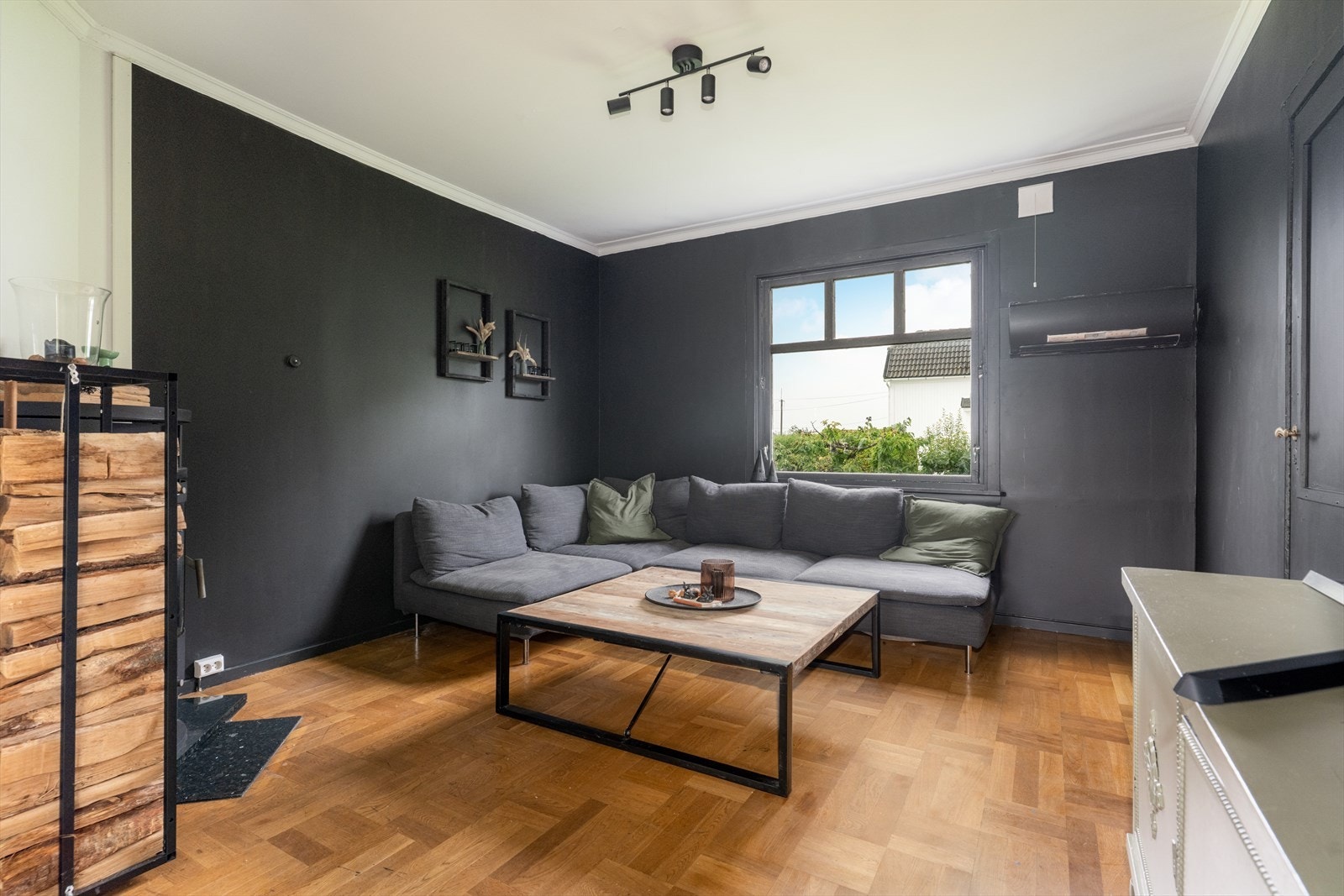 Dagens eier har i tillegg malt opp en del overflater. Det er flere lyddempende vinduer i stuer og kjøkken. Galleribilde