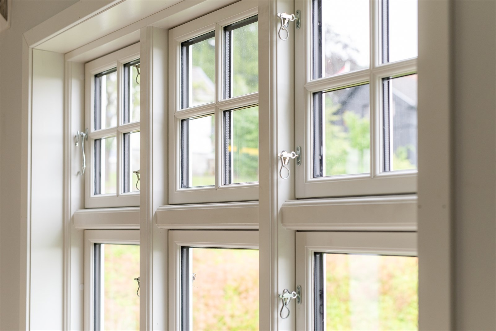 Fine nye vinduer i stue og kjøkken, hvor boligens uttrykk og sjarme er beholdt. Galleribilde