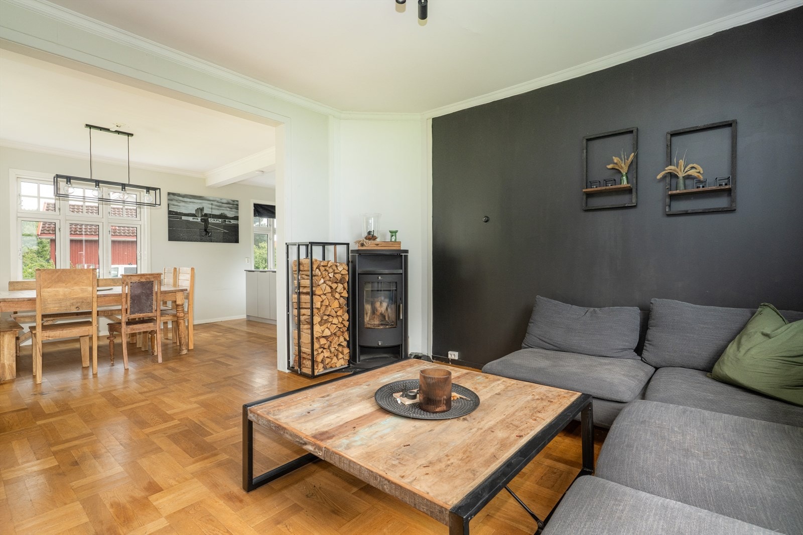 I perioden 2022 - 2023 er de fleste innvendige overflater oppgradert, det er etablert et nytt og større bad, kjøkken er flyttet og er nå i en åpen løsning mot stuen og har ny kjøkkeninnredning samt er en del av det tekniske anlegget oppgradert. Galleribilde