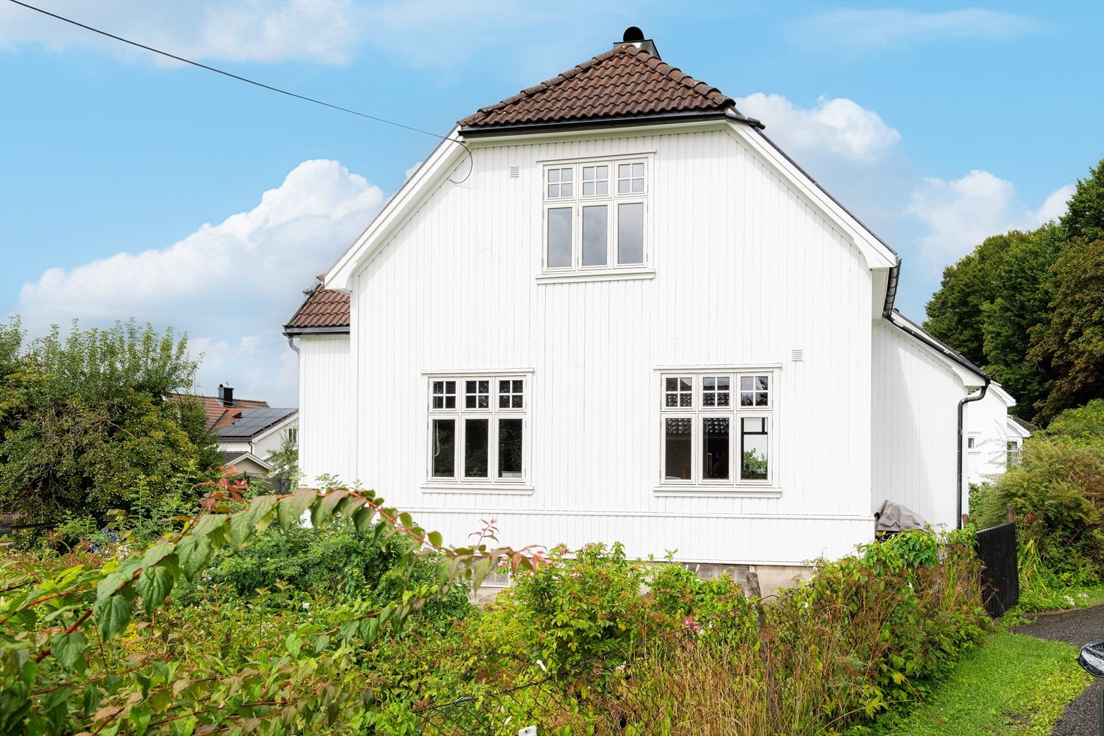 Her bor du med gangavstand til koselige Osebakken og Porsgrunns sentrumsgater med servicetilbud og flott elvepromenade. I tillegg er det kort vei bort til Hovengasenteret med flere butikker. Skoler og barnehager ligger også i nærområdet til eiendommen. Galleribilde