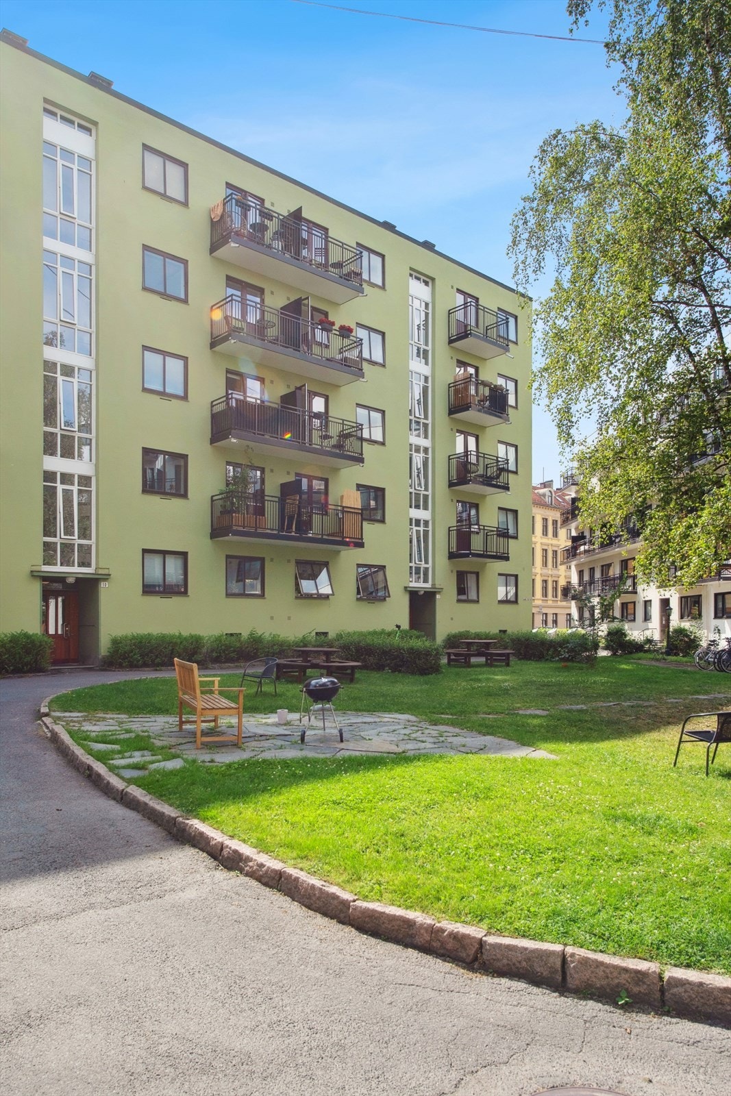 På balkongen og i bakgården kan man høre idyllisk fuglekvitter hele dagen på sommerhalvåret Galleribilde