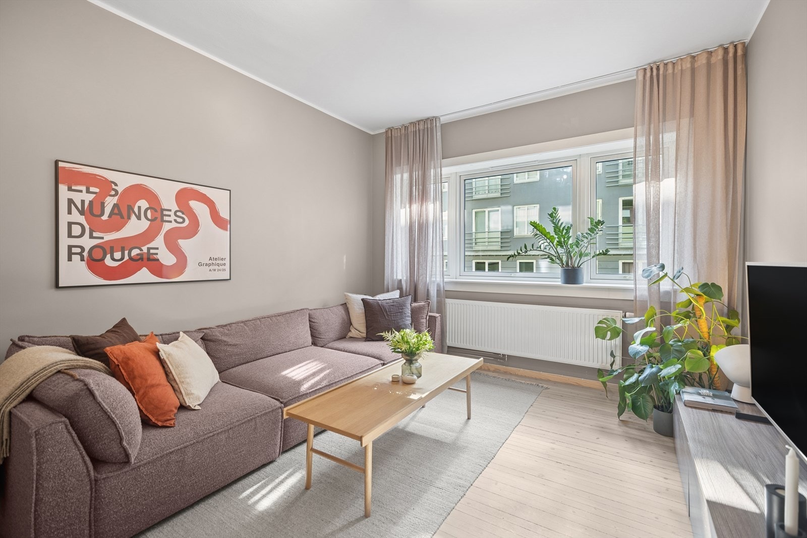 Store vindusflater som slippere inn rikelig med dagslys. Galleribilde