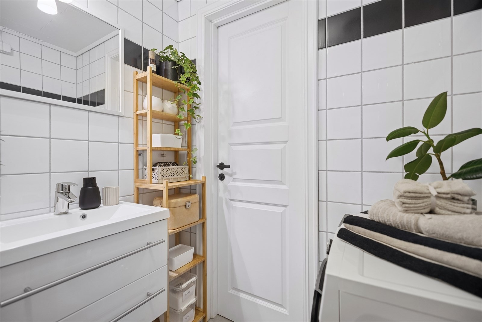 Bad/wc består av frittstående wc, servant m/underskap, speil m/overlys, åpen dusj m/forheng ogglassvegg mot innredning, samt opplegg for vaskemaskin. Galleribilde