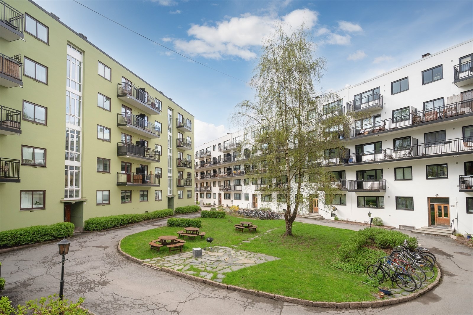 Hyggelig og pent opparbeidet felles bakgård med sittegrupper og sykkelparkering Galleribilde