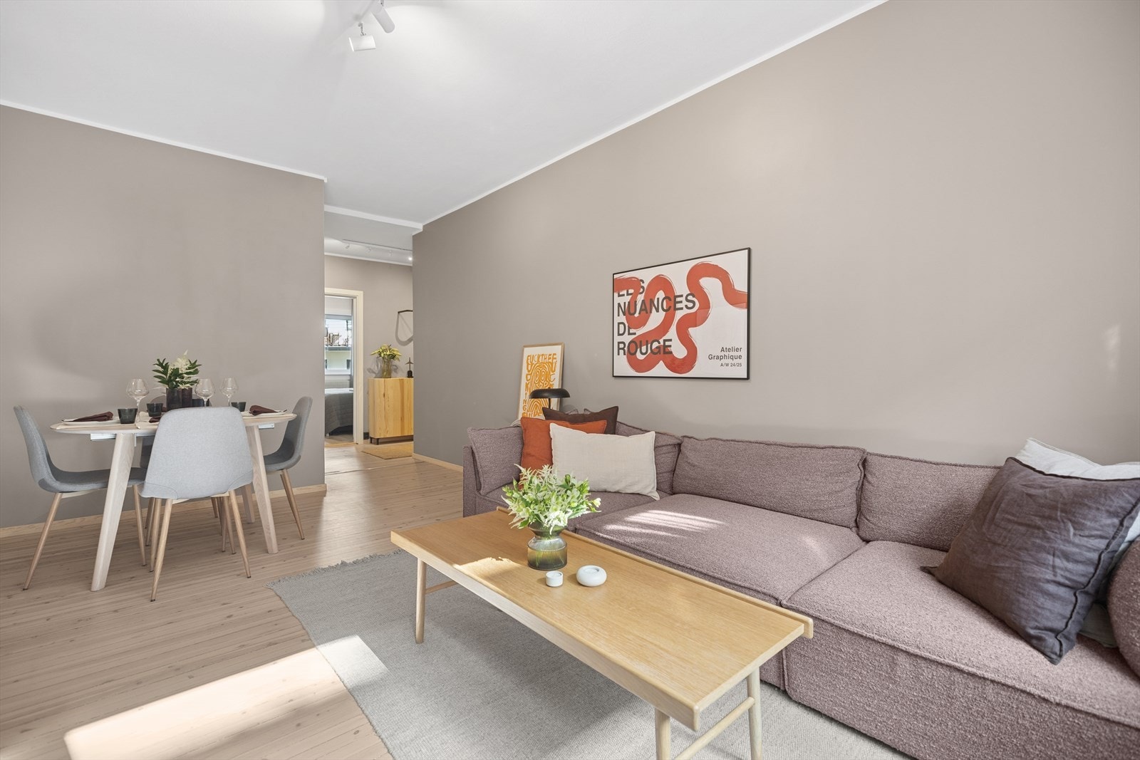 Romslig planløsning med god plass for både sofagruppe og spisebord. Galleribilde