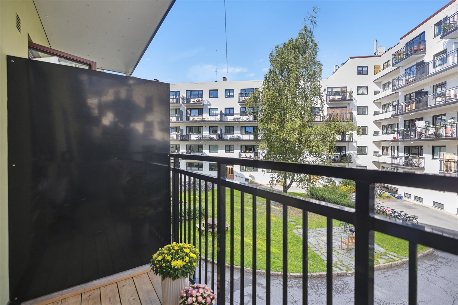 Balkogen vender mot rolige og grønne fellesarealer. Galleribilde