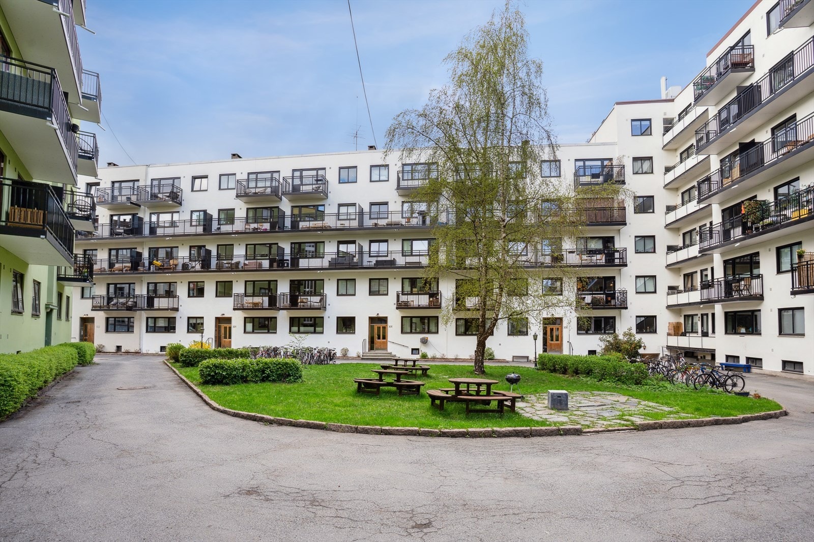 Gårdsrommet deles med den øvrige bebyggelsen i kvartalet noe som er med på å skape en herlig, grønn lunge rett utenfor inngangsdøren Galleribilde