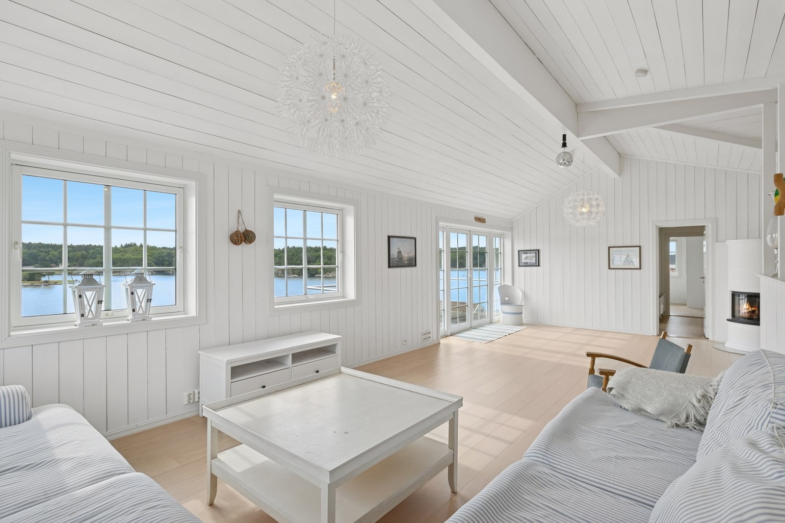 I boligens andre etasje finner du en romslig loftstue med god plass til flere møbleringssoner. Galleribilde