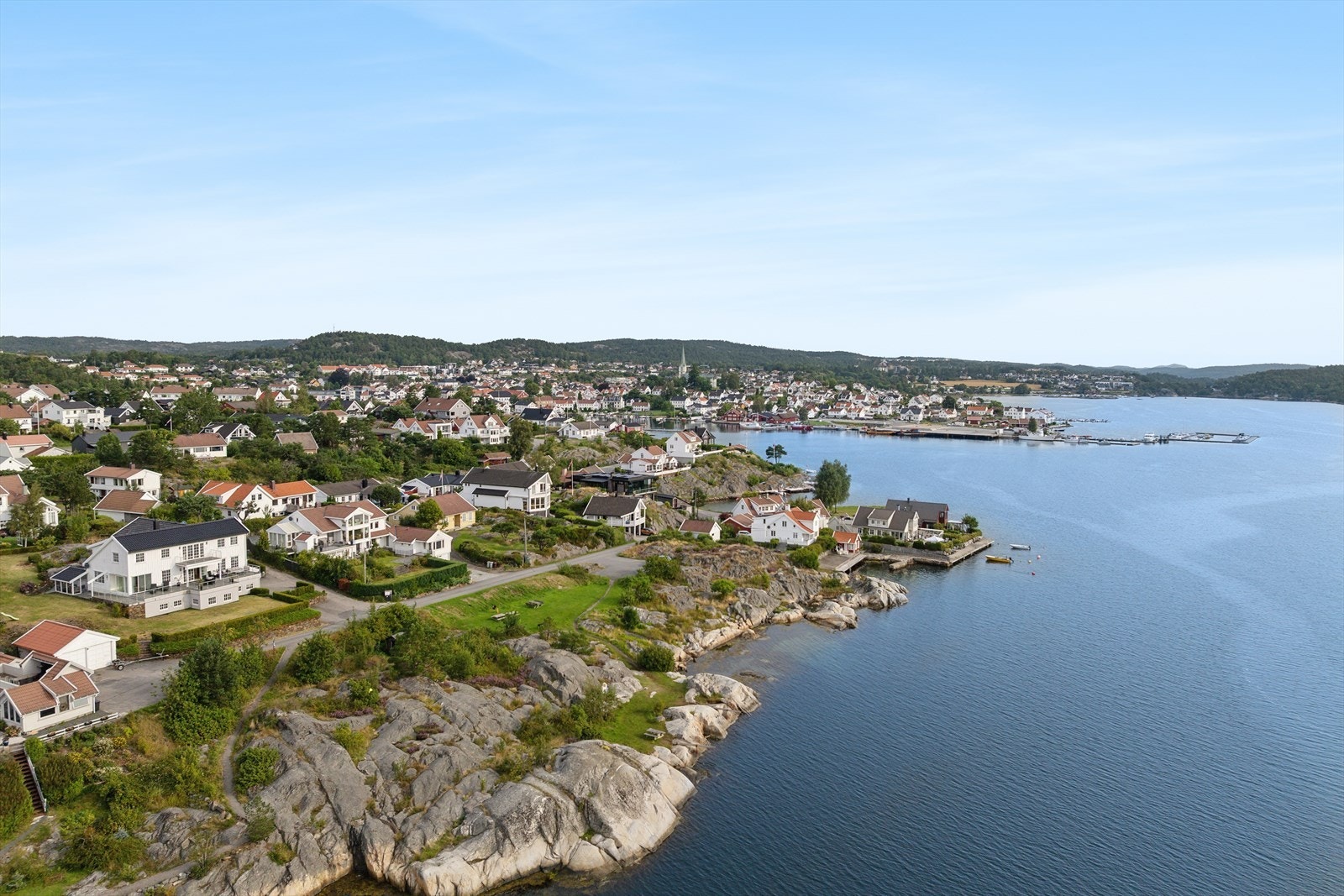 Eiendommen byr på en spektakulær utsikt over innseilingen til Lillesand sentrum - et levende og vakkert skue med båtliv, skjærgård og solnedganger som kan nytes fra både stue, balkong og uteområder. Galleribilde