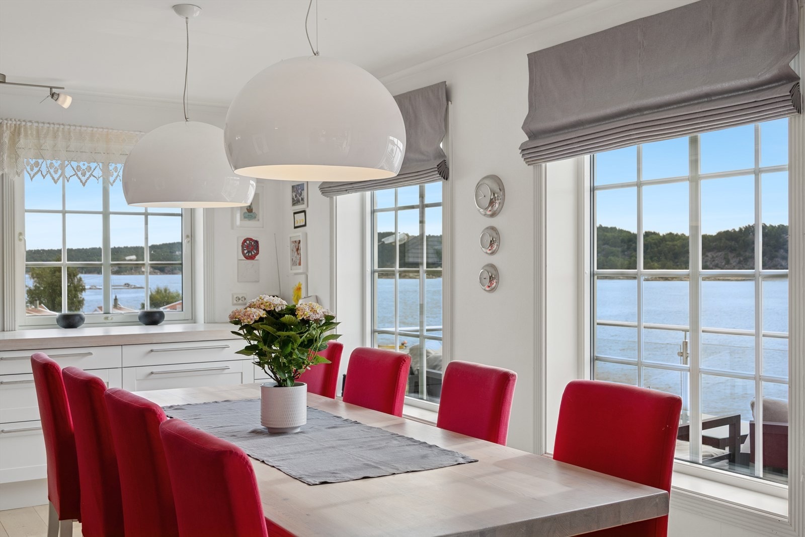Videre inn kommer du til en stor og innbydende stue med tilhørende spisestue - perfekt for både hverdagsliv og sosiale sammenkomster. Det romslige kjøkkenet ligger i tilknytning til stuen og gir god plass til både matlaging og samvær. Galleribilde