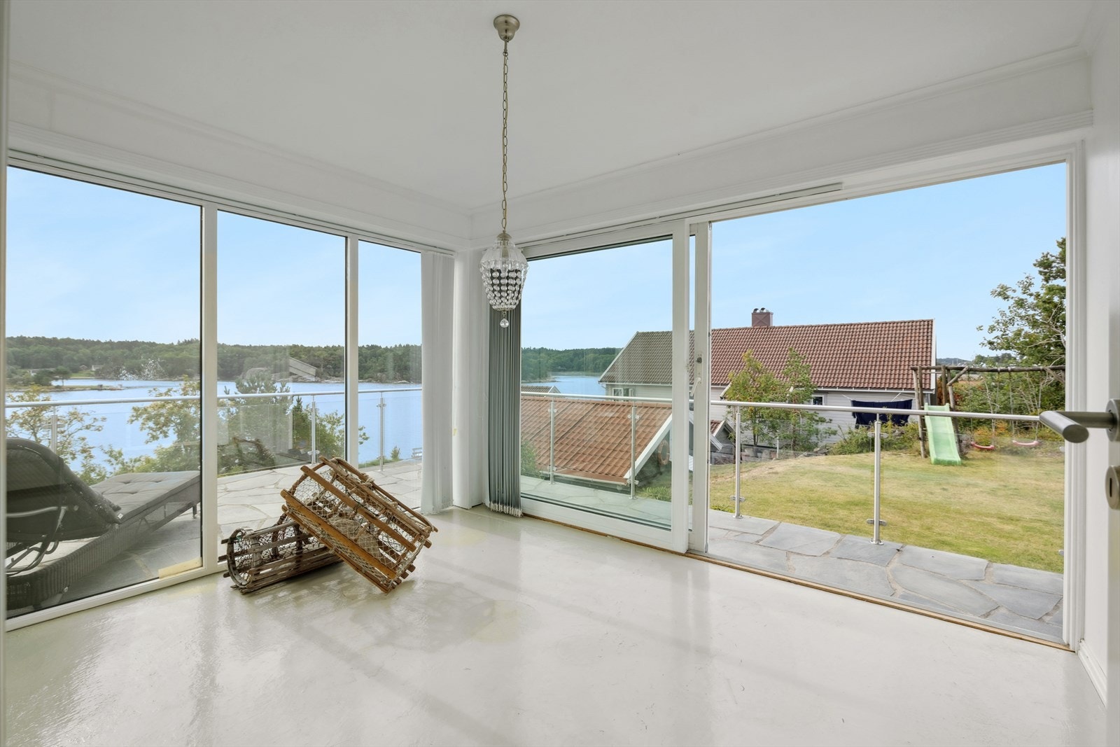 Fra stuen har du direkte tilgang til en koselig hagestue, ideell for avslapning året rundt. I tillegg finner du en utgang til terrassen, hvor boligens andre hagestue ligger - et perfekt sted å nyte morgenkaffen eller lange sommerkvelder. Galleribilde
