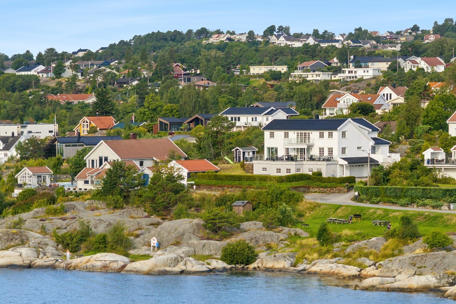 En flott enebolig av sjelden stor størrelse, med fantastisk beliggenhet ved sjøen. Fra eiendommen har du en spektakulær utsikt over innseilingen til Lillesand sentrum - et perfekt sted å nyte solnedganger og følge båtlivet fra egen hage. Galleribilde
