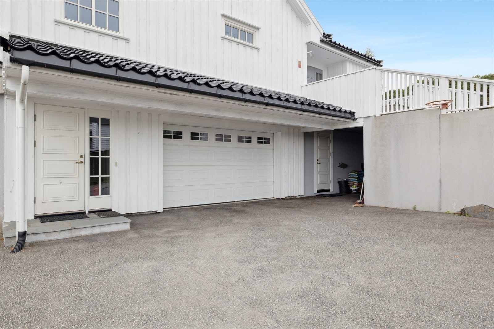 Boligen har en dobbel garasje med direkte tilkomst til husets innside, noe som gir en praktisk og komfortabel løsning - spesielt på regnfulle dager. Galleribilde