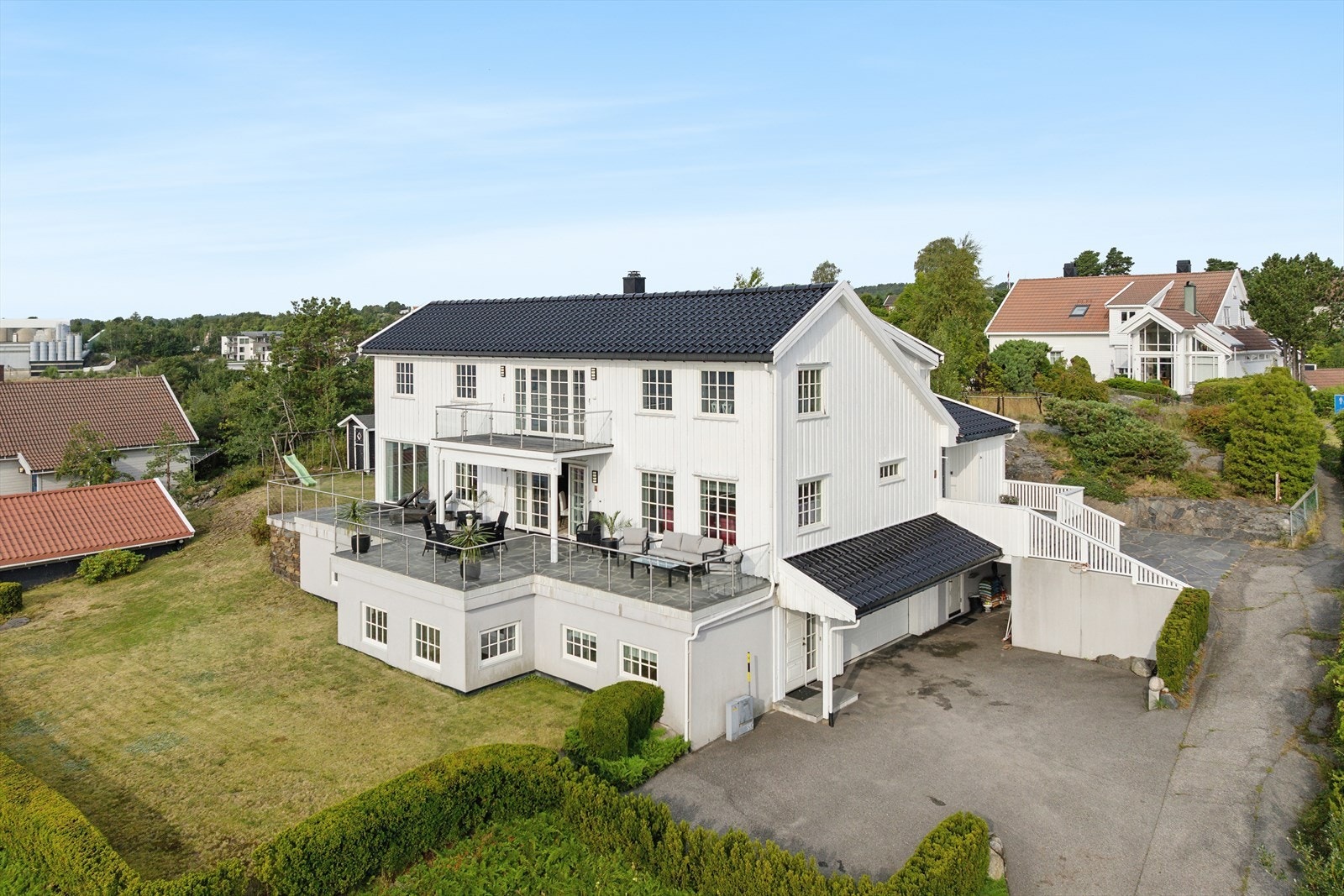 Boligen er naturlig integrert i det omkringliggende landskapet. Her får du en unik kombinasjon av natur og komfort, perfekt for deg som ønsker en eiendom med særpreg. Galleribilde