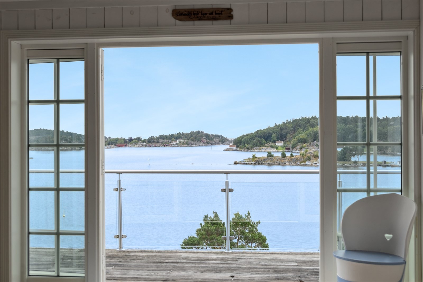Her kan du nyte utsikten i fredelige omgivelser, enten du ønsker morgenkaffen i solen eller en stille kveld med utsikt mot sjøen. Galleribilde