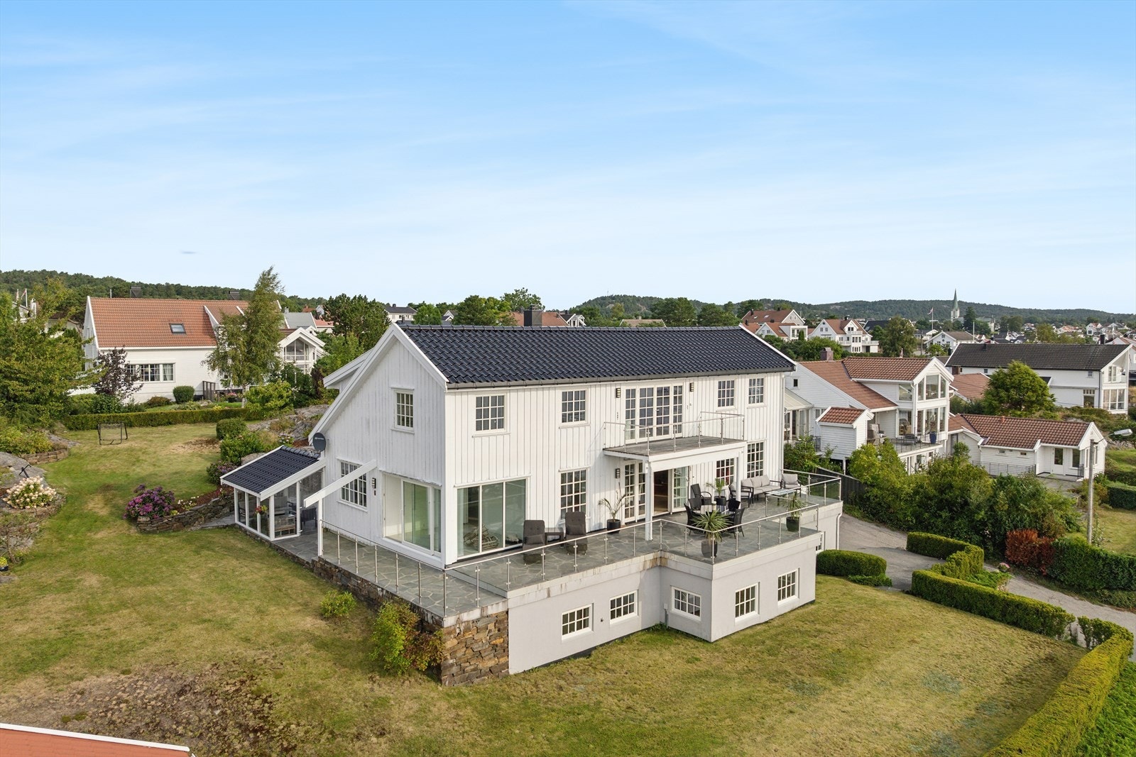 Boligen er naturlig integrert i det omkringliggende landskapet, omkranset av plenarealer og skråninger. Her får du en unik kombinasjon av natur og komfort - perfekt for deg som ønsker en eiendom med særpreg. Galleribilde