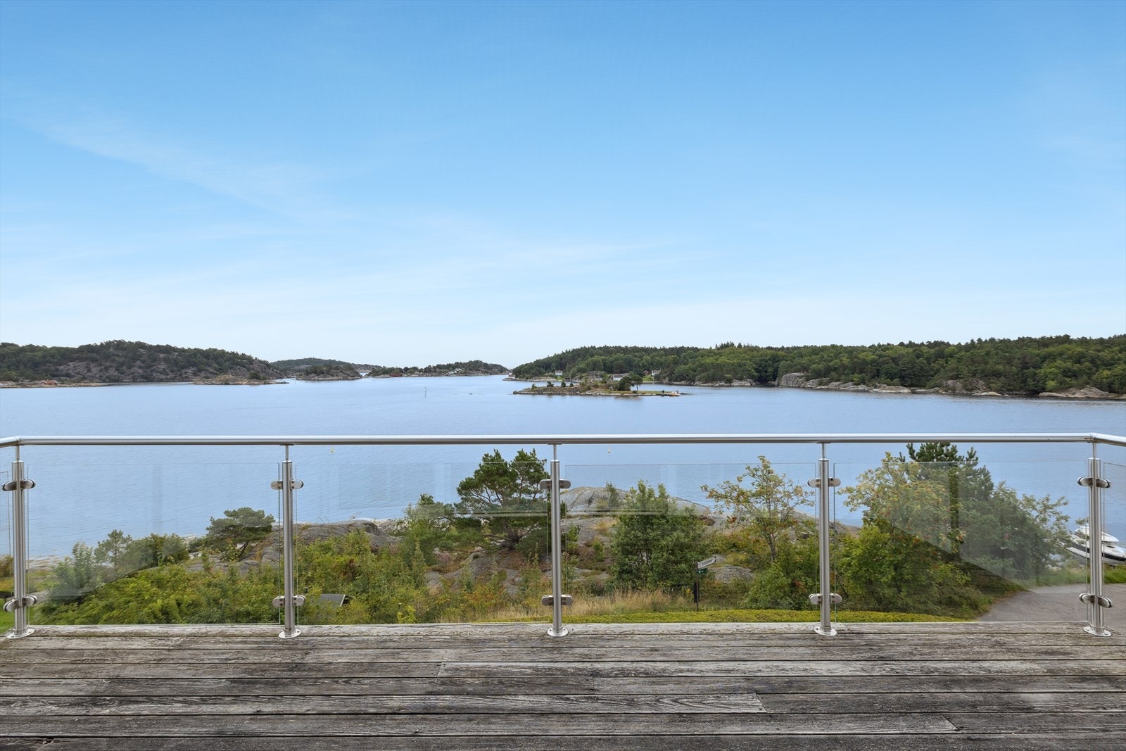 Rett utenfor ligger Blindleia - en av Norges vakreste skjærgårder - perfekt for båtliv, kajakkpadling og naturopplevelser. Galleribilde