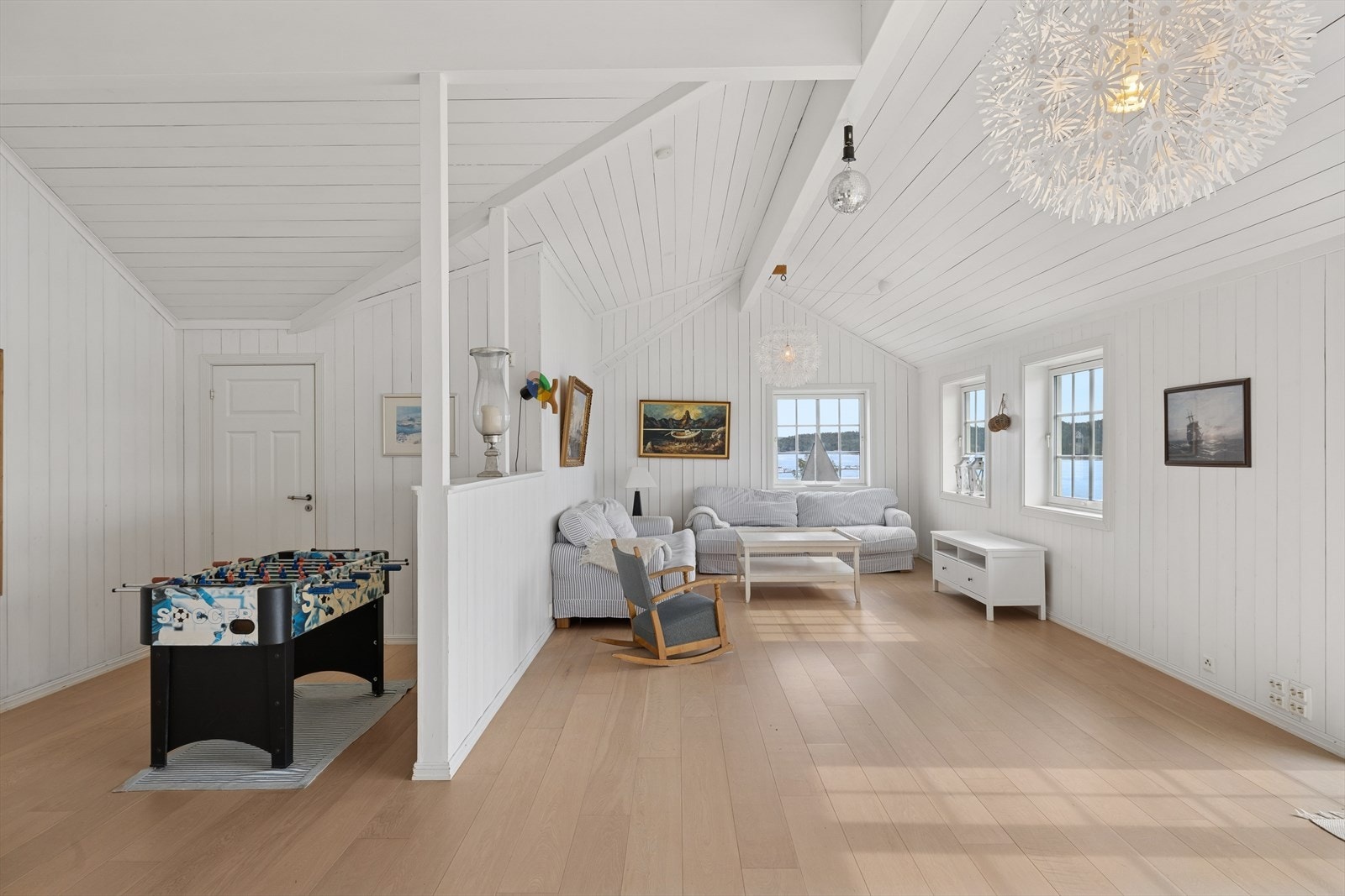 Loftstuen er perfekt som ekstra oppholdsrom, TV-stue eller lekeområde. Galleribilde