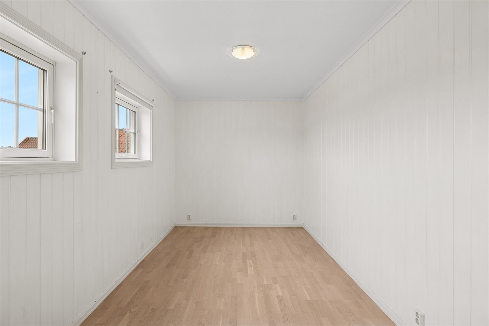 Begge soverommene har tilkomst fra stuen, noe som gir en praktisk og effektiv planløsning. Galleribilde