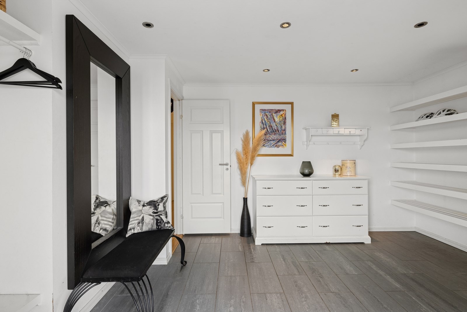 Her er det meget god plass til å henge fra seg yttertøy og plassere sko. Galleribilde