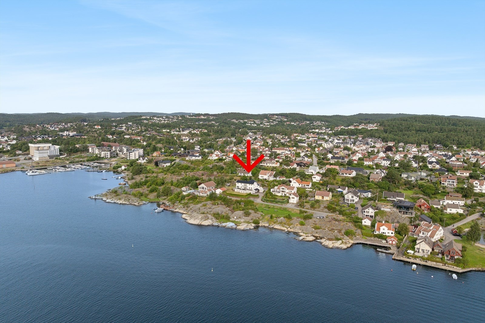 Med kort vei til badestrender og tilgang til sjøen rett utenfor, ligger alt til rette for et aktivt og avslappende liv ved kysten. Her får du en bolig som kombinerer naturopplevelser, maritim atmosfære og nærhet til sentrum. Galleribilde