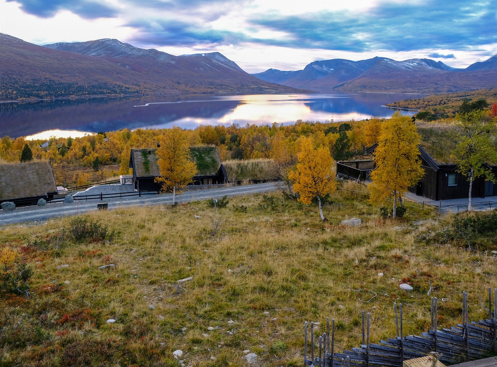 Rå utsiktstomt, med utsikt inn mot Gjevilvassdalen. Galleribilde