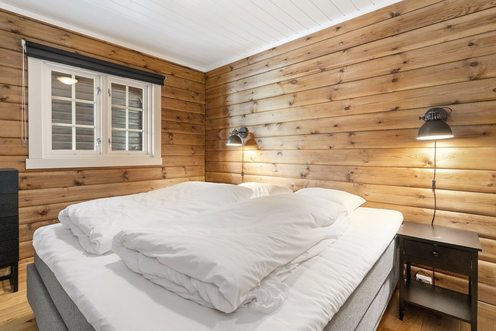 Soverom med god plass til dobbeltseng. Galleribilde