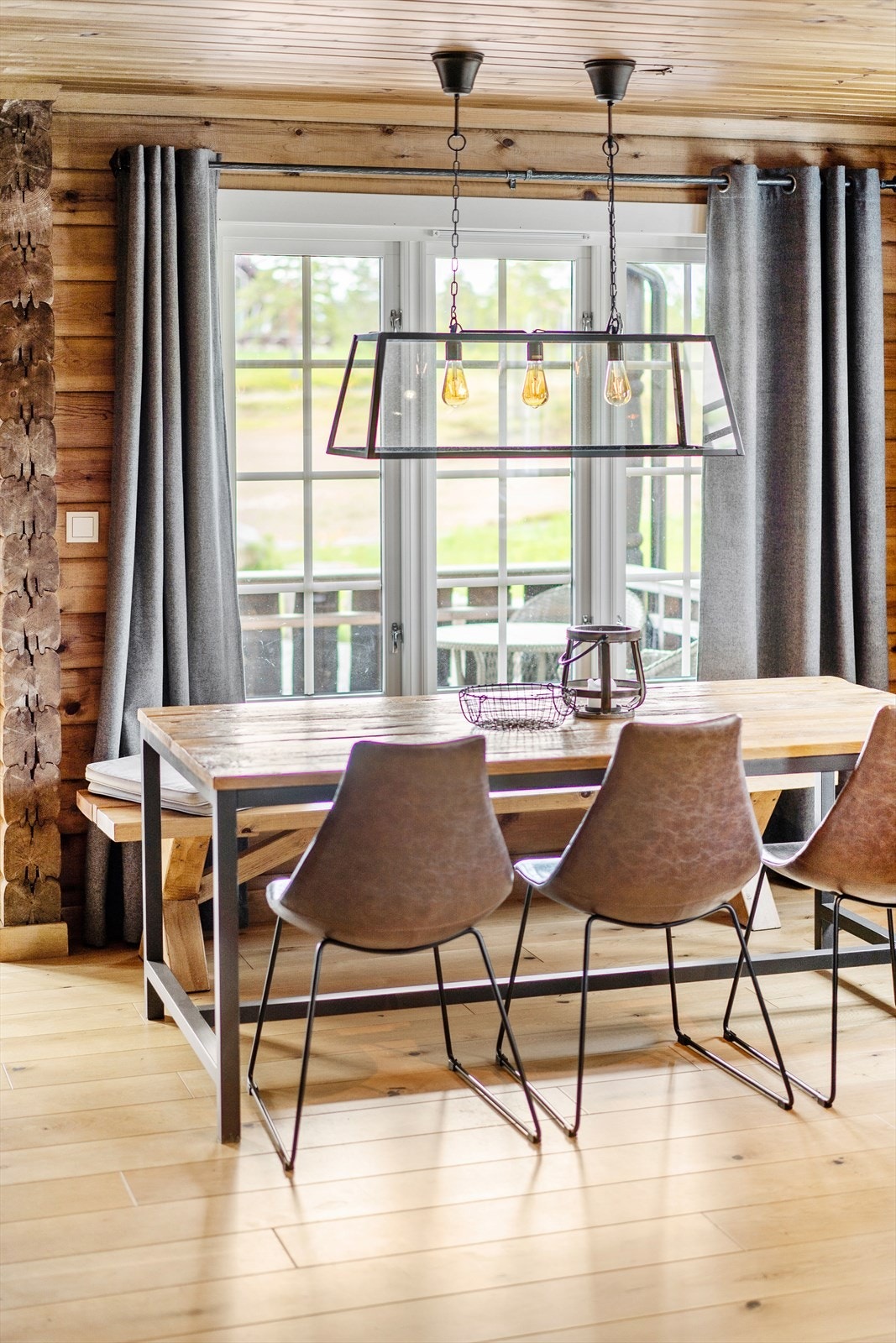 Store vindusflater som slipper inn rikelig med dagslys. Galleribilde