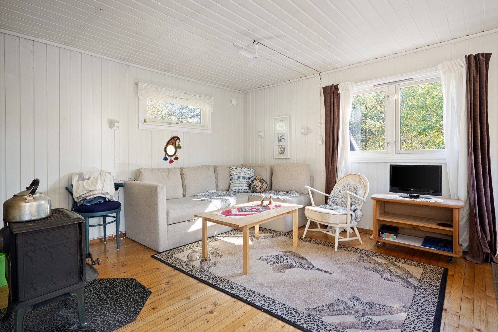 Lys og trivelig stue med plass til både sofa og spisestue. Galleribilde