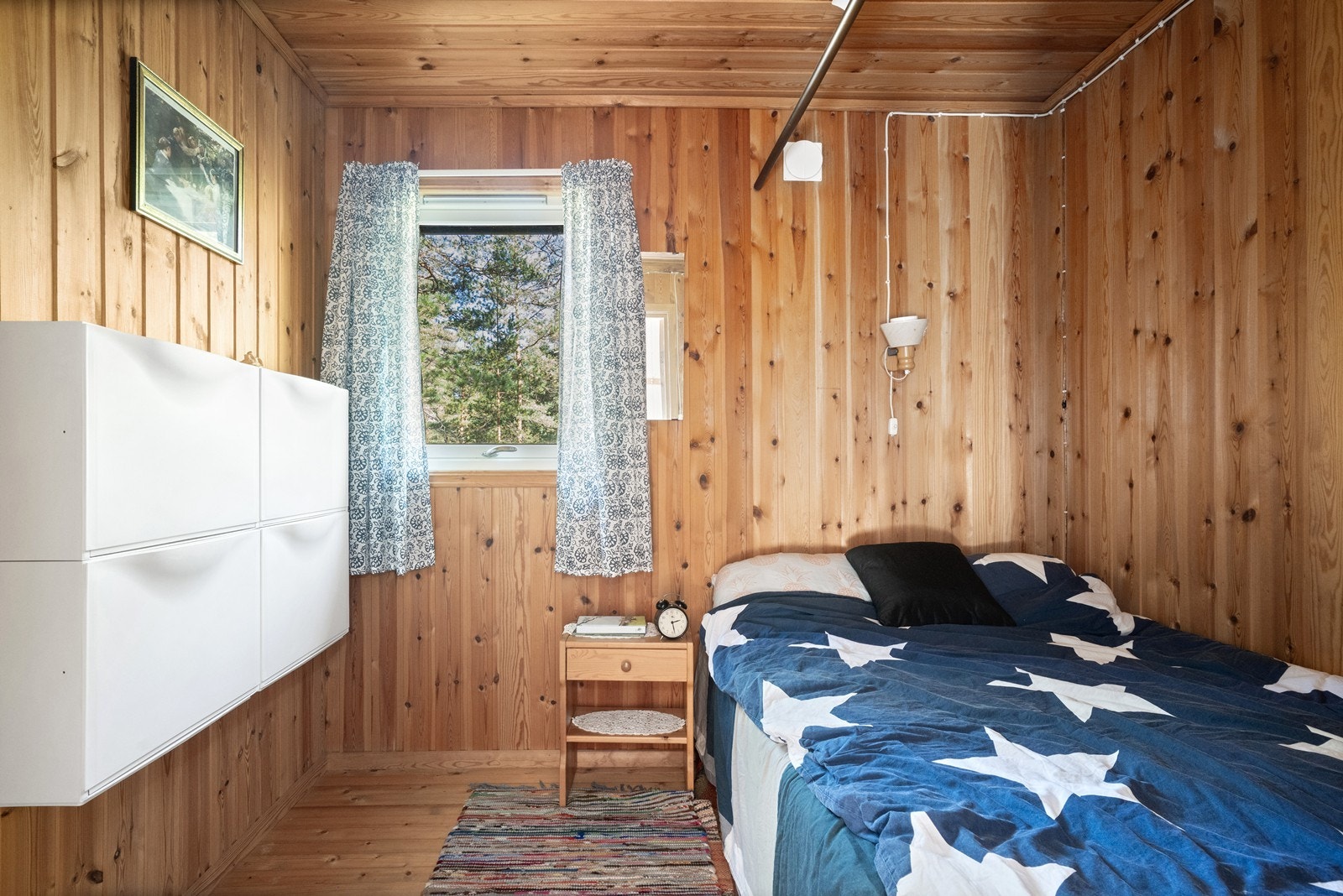 Hovedsoverommet har god plass til dobbeltseng og nattbord. Galleribilde