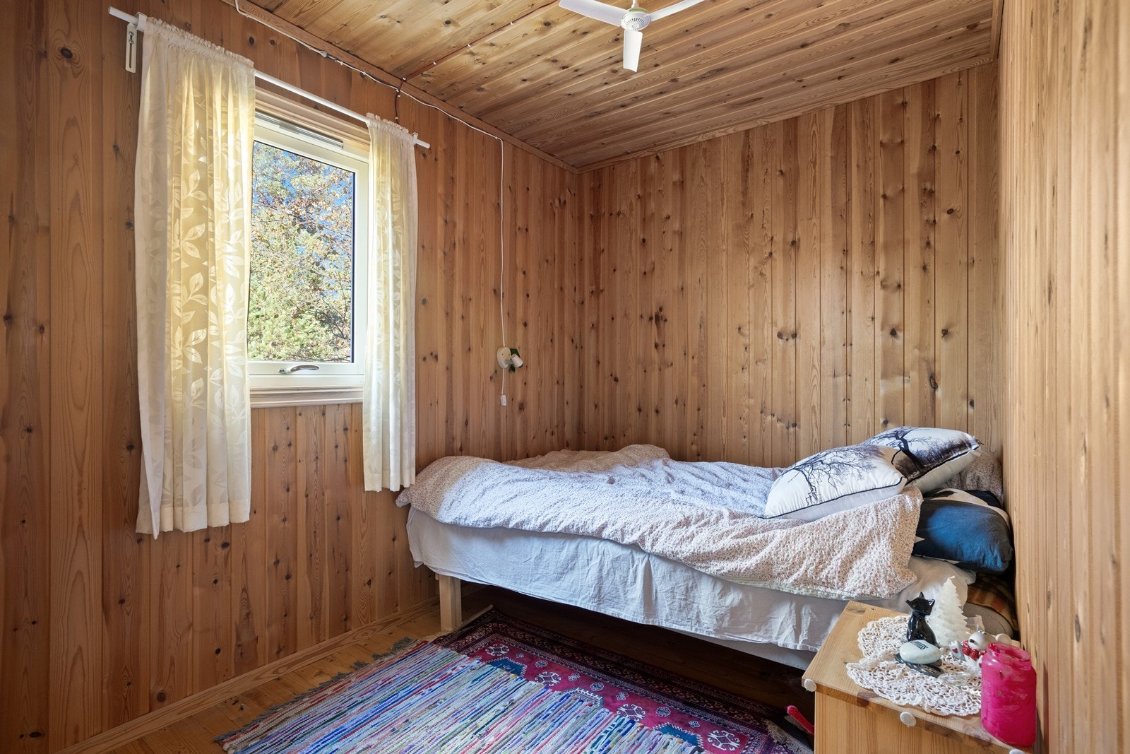 Soverom nr.2 har plass til enkeltseng og oppbevaringsmøblement. Galleribilde