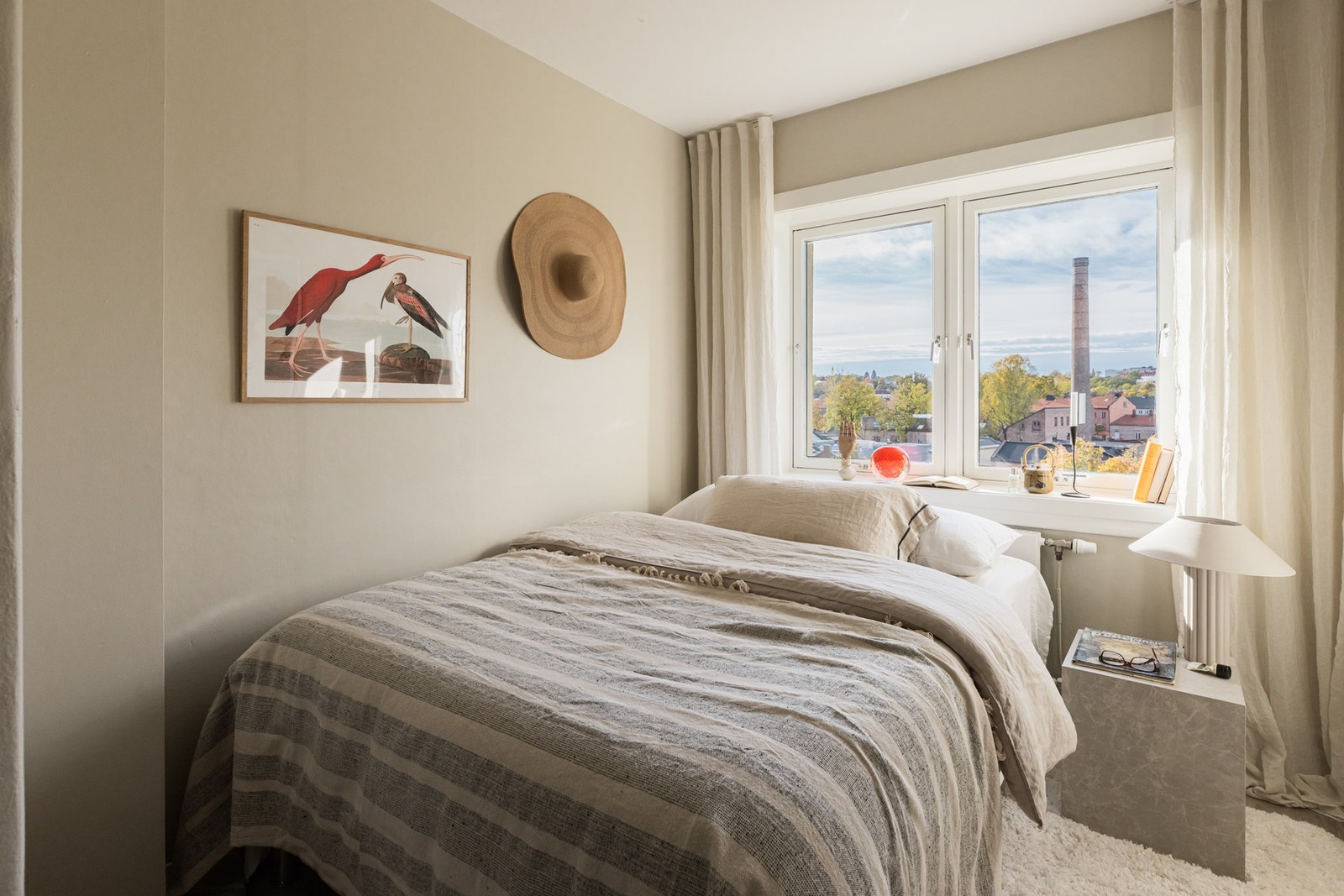 Soverommet har god plass til dobbeltseng og nattbord! Galleribilde