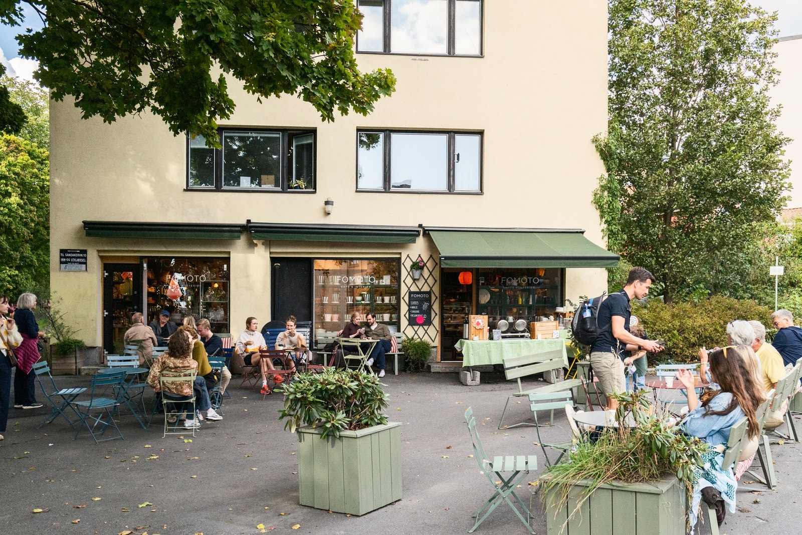 På hjørnet av bygget ligger ikoniske FOMOTO, en kjempe koselig kafé og interiørbutikk med uteservering lang Akerselva. Galleribilde