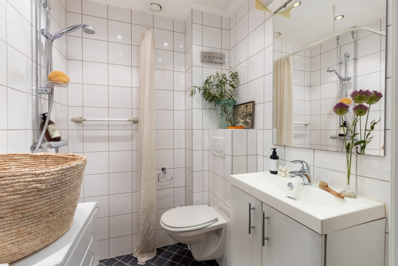 Leiligheten har et lekkert bad med gulvvarme som er rehabilitert i 2009 i regi av borettslaget. Galleribilde