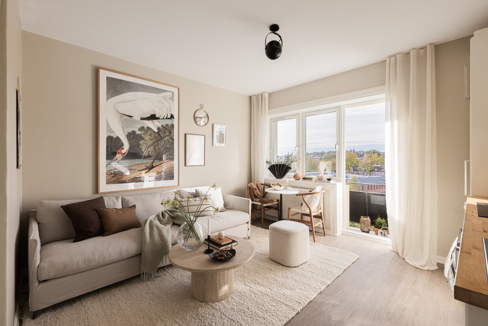Dette er en fantastisk 2-roms toppleilighet med gjennomgående planløsning, fyring/varmtvann og bredbånd inkl. i felleskostnadene! Galleribilde