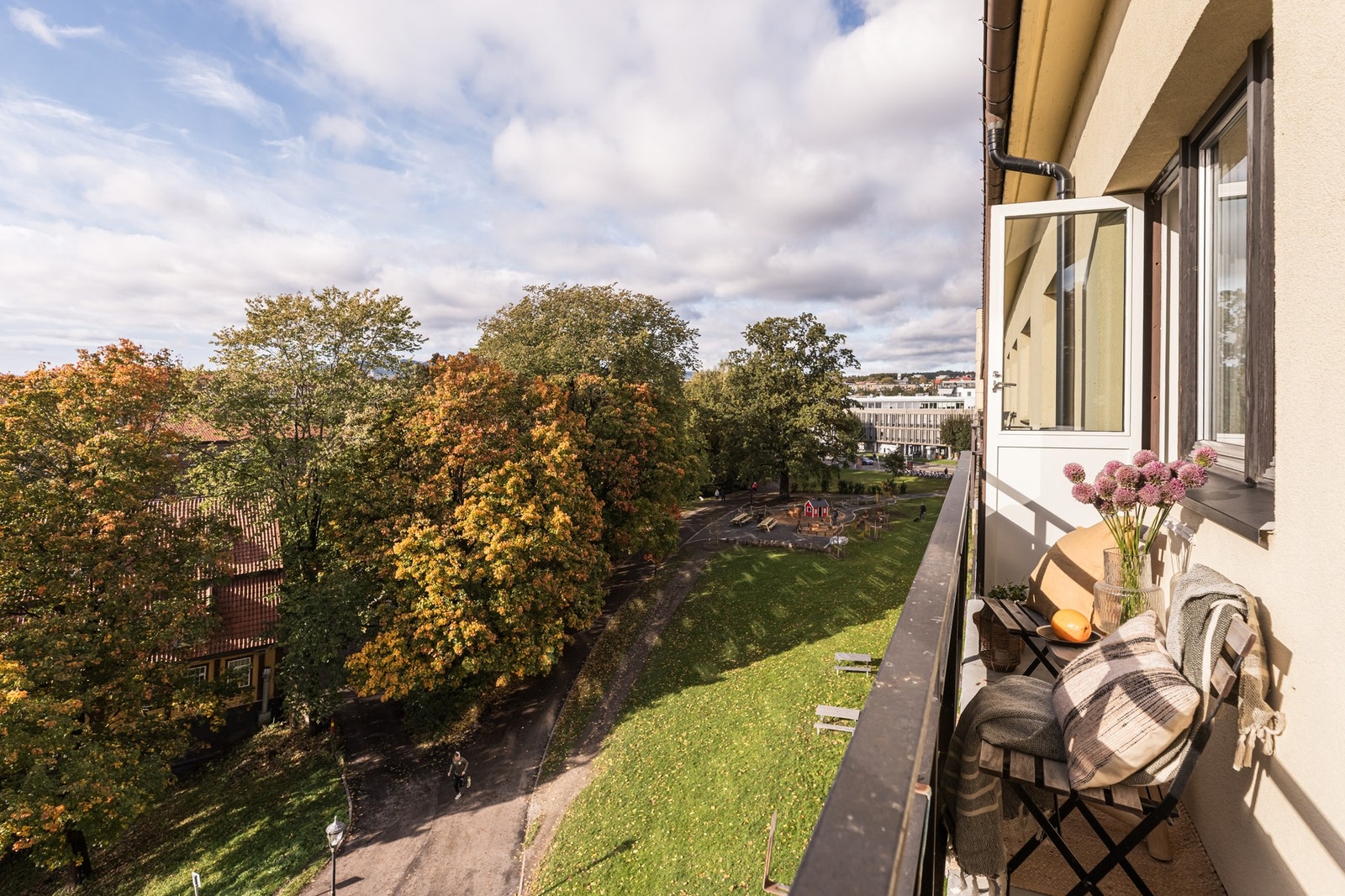 Her kan du nyte i rolige omgivelser med utsikt ut mot idylliske Akerselva. Galleribilde