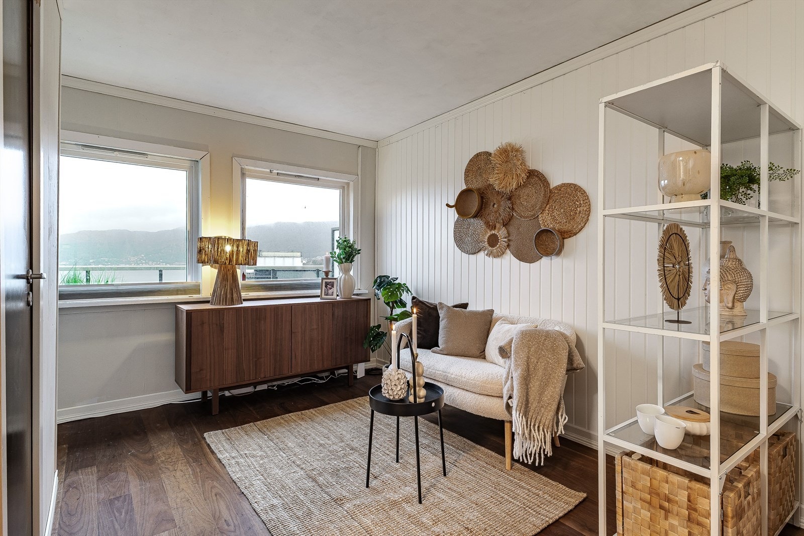 Oppholdsrom med to vinduer mot flott sjøutsikt Galleribilde