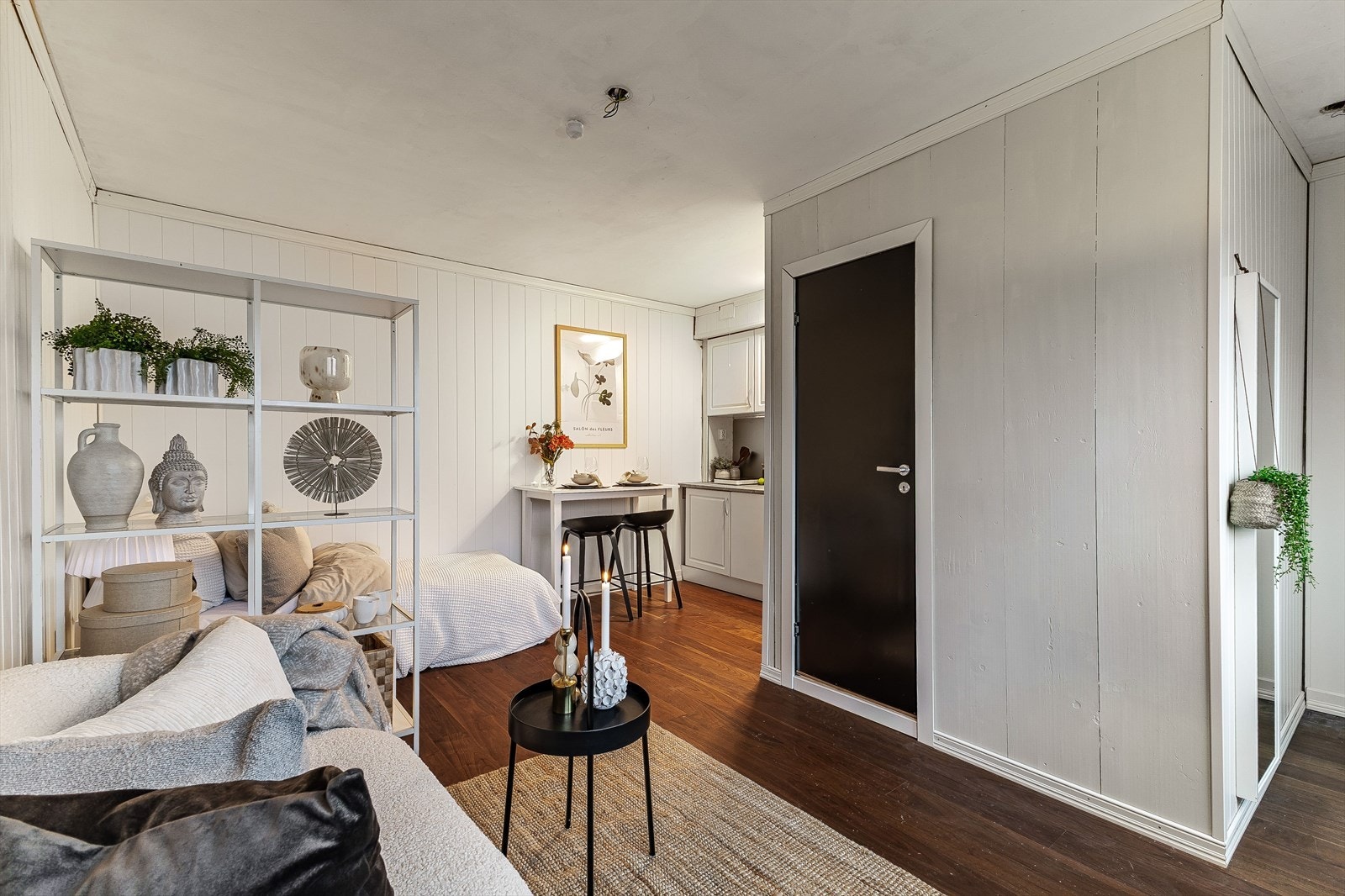 Her ser du både inngangsparti, dør til bad og mot kjøkkenkrok Galleribilde